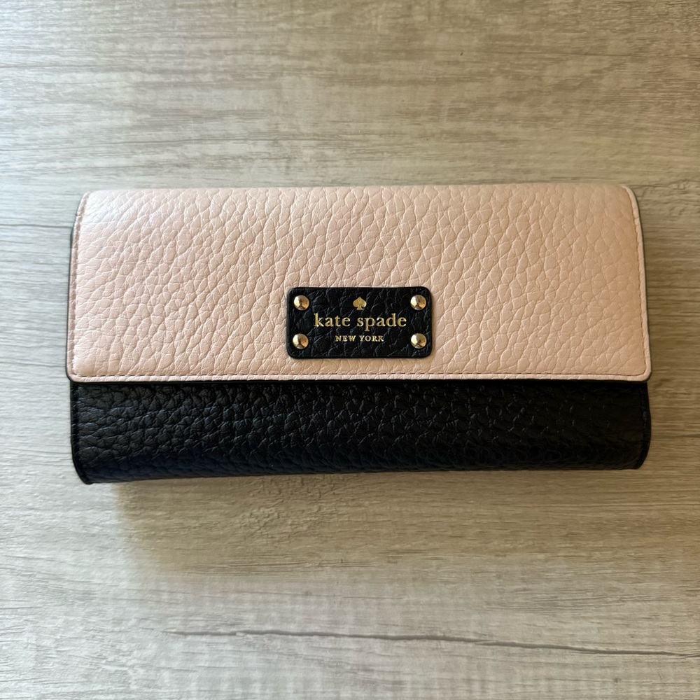 Kate Spade Bay Street Sandra Wallet
Almndne and Black